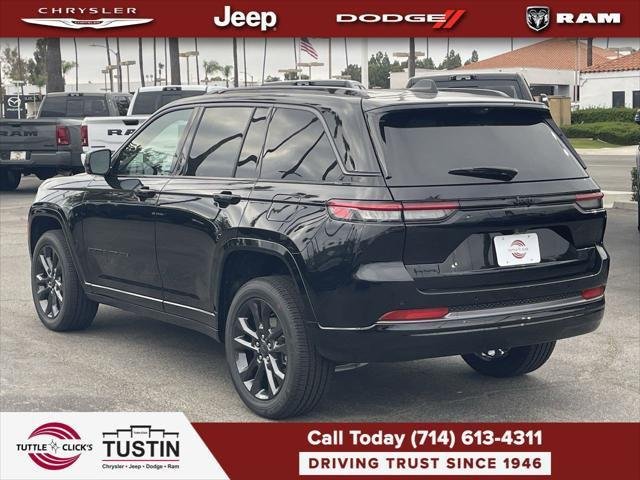 New 2026 Diamond Black Crystal Pearl-Coat Exterior Paint Jeep Limited image 4