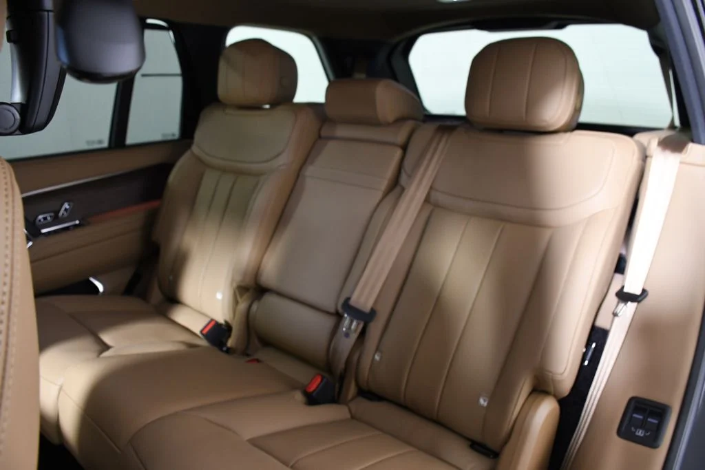 New 2026 Santorini Blk Land Rover SE image 27