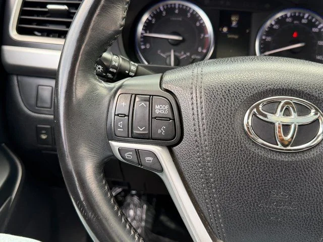 Used 2015 Black Toyota XLE V6 image 22