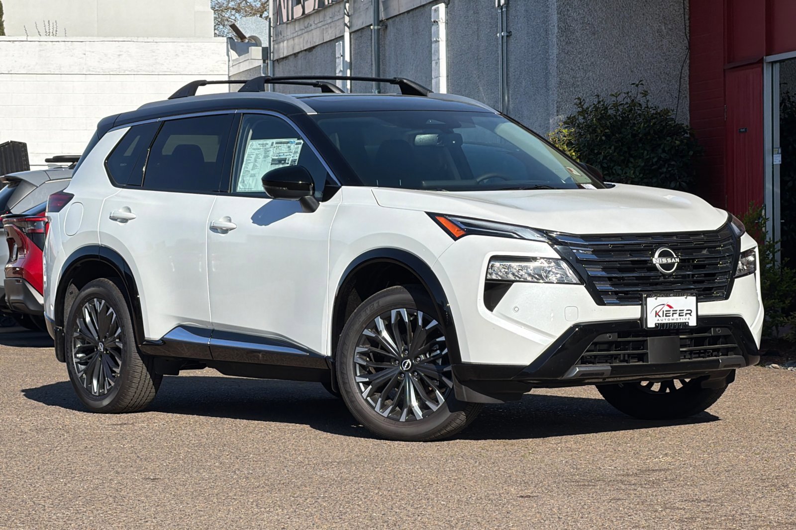 New 2026 Everest White Pearl/Super Black Nissan Platinum image 2