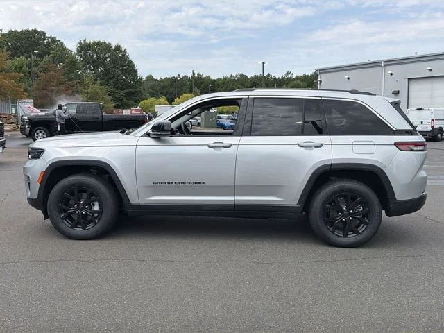 Used 2022 Silver Jeep Limited image 10