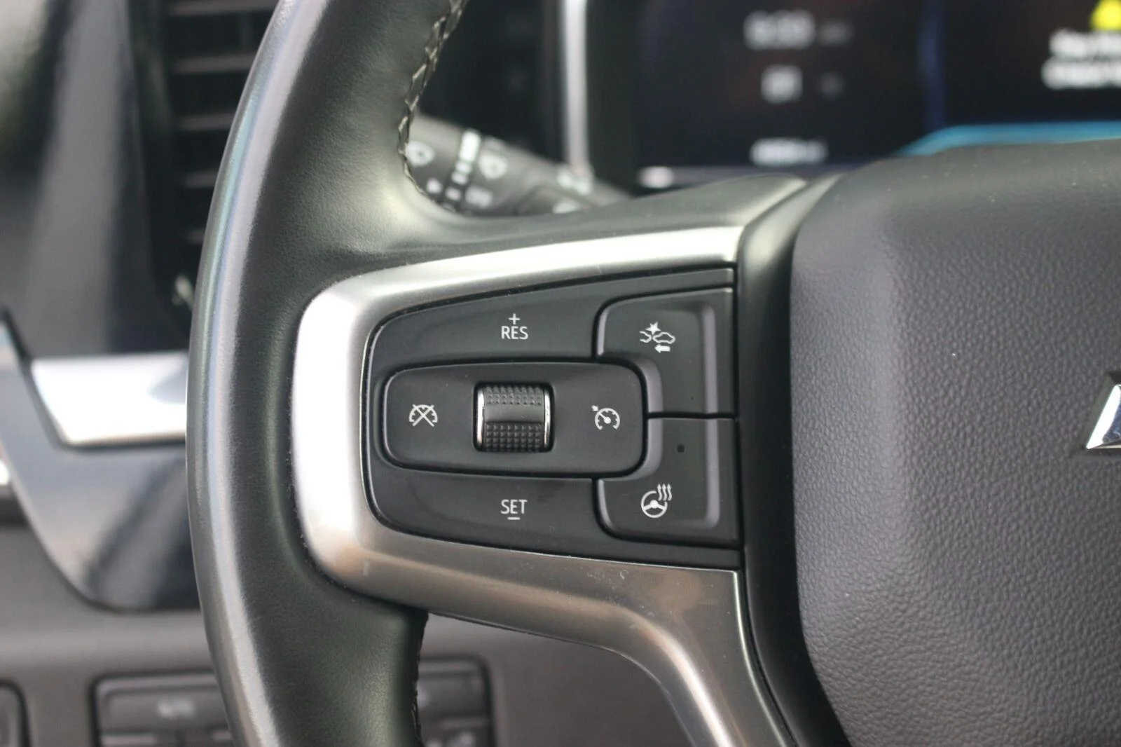 Used 2025 Summit White Chevrolet LT image 22