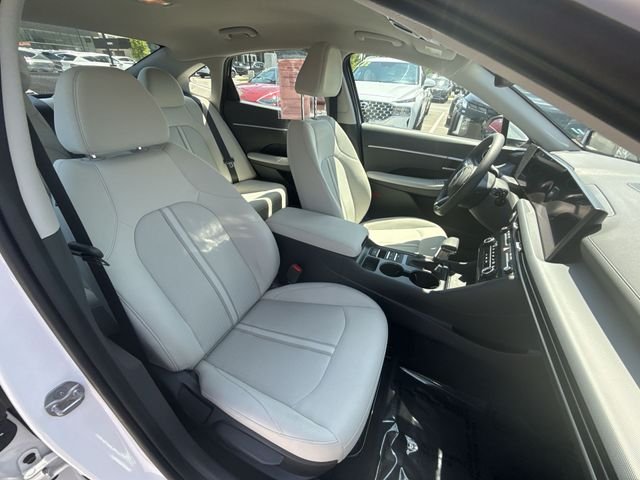 Used 2025 White Hyundai SE image 23