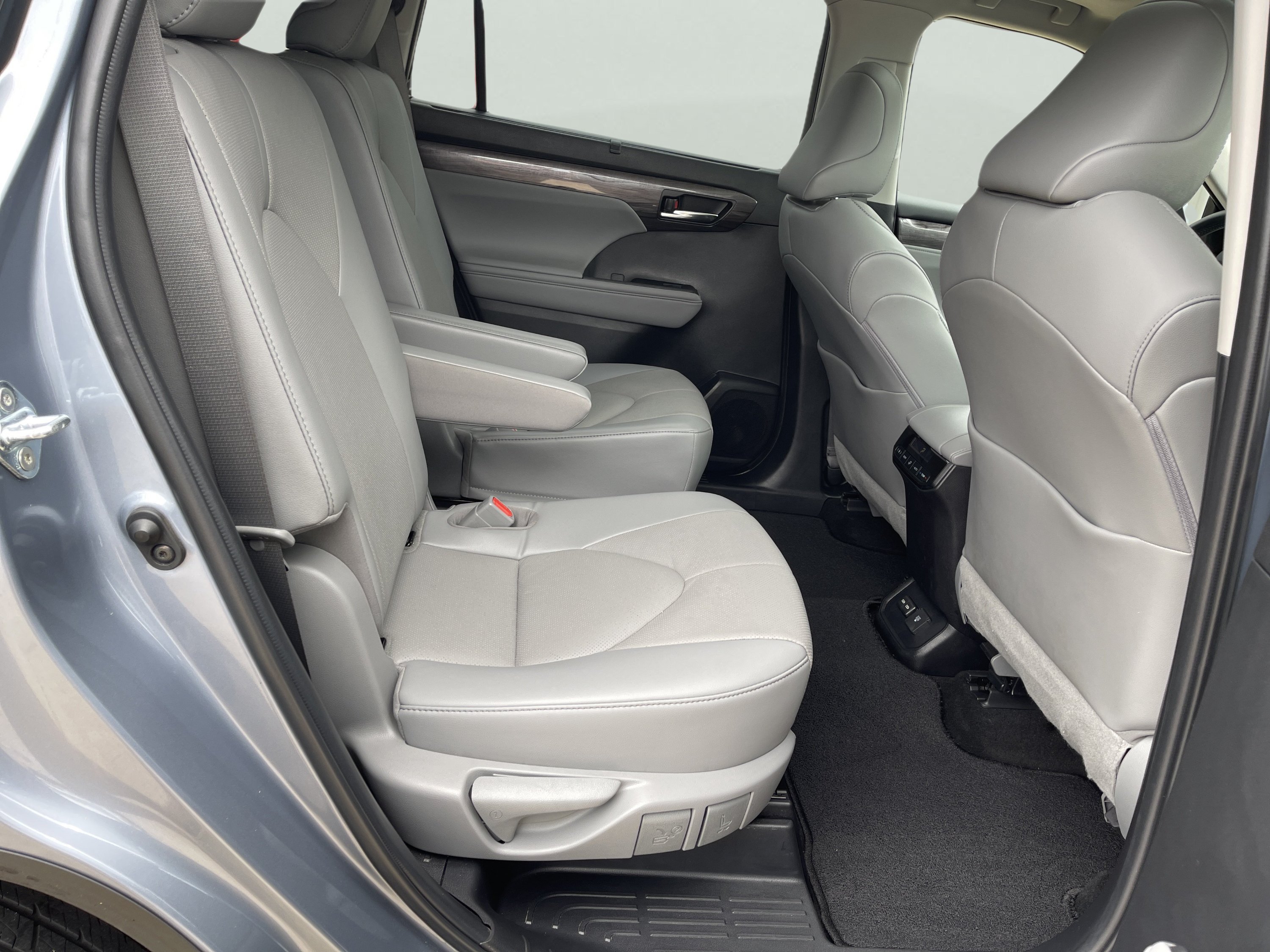 Used 2022 Moon Dust Toyota Limited image 14