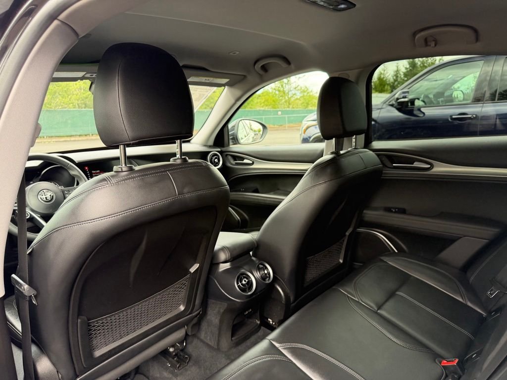 Used 2018 Vulcano Black Metallic Alfa Romeo Base image 31