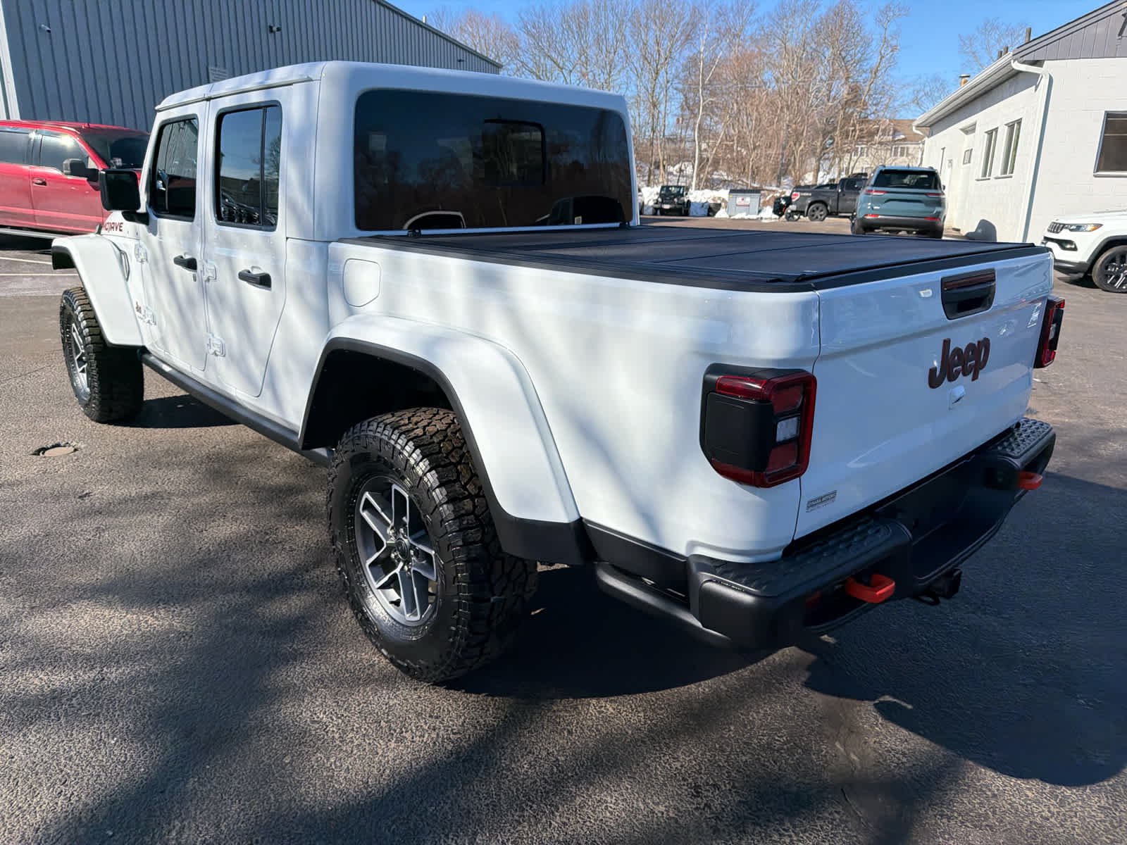 New 2026 Bright White Clear-Coat Exterior Paint Jeep Mojave X image 6