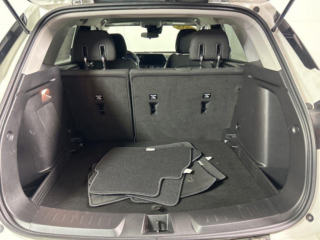 Used 2025 Summit White Chevrolet LT image 8