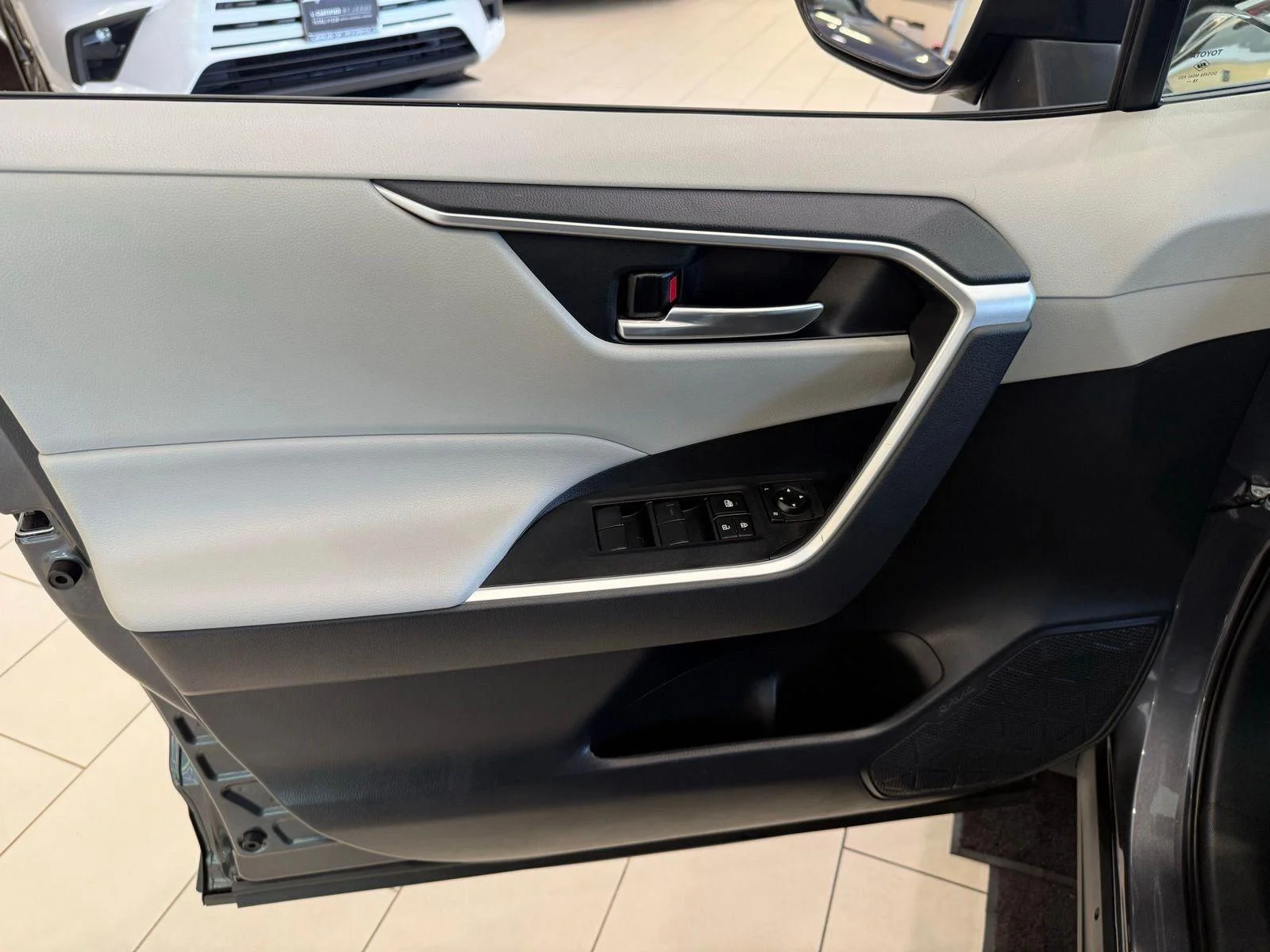 Used 2019 Magnetic Gray Metallic Toyota XLE image 31