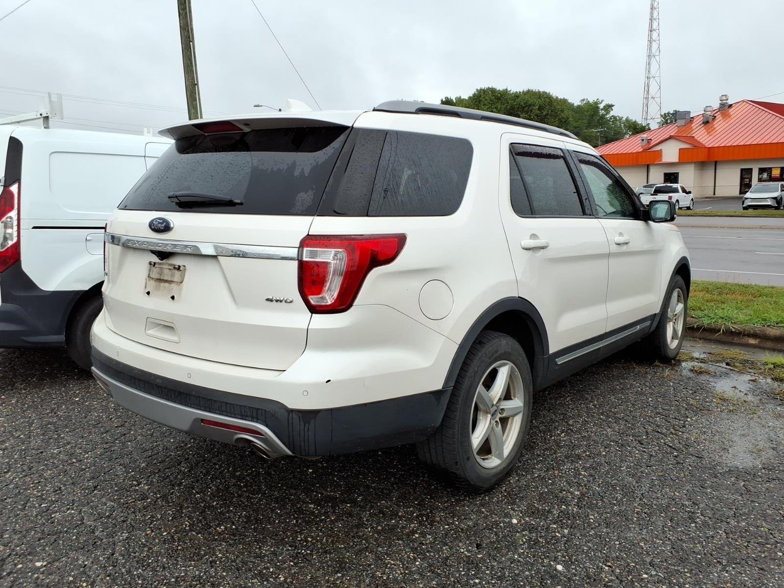 Used 2017 White Platinum Metallic Tri-Coat Ford XLT image 6