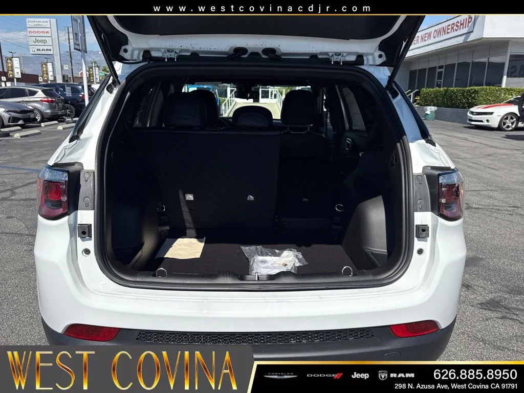 New 2026 Bright White Clear-Coat Exterior Paint Jeep Latitude image 28