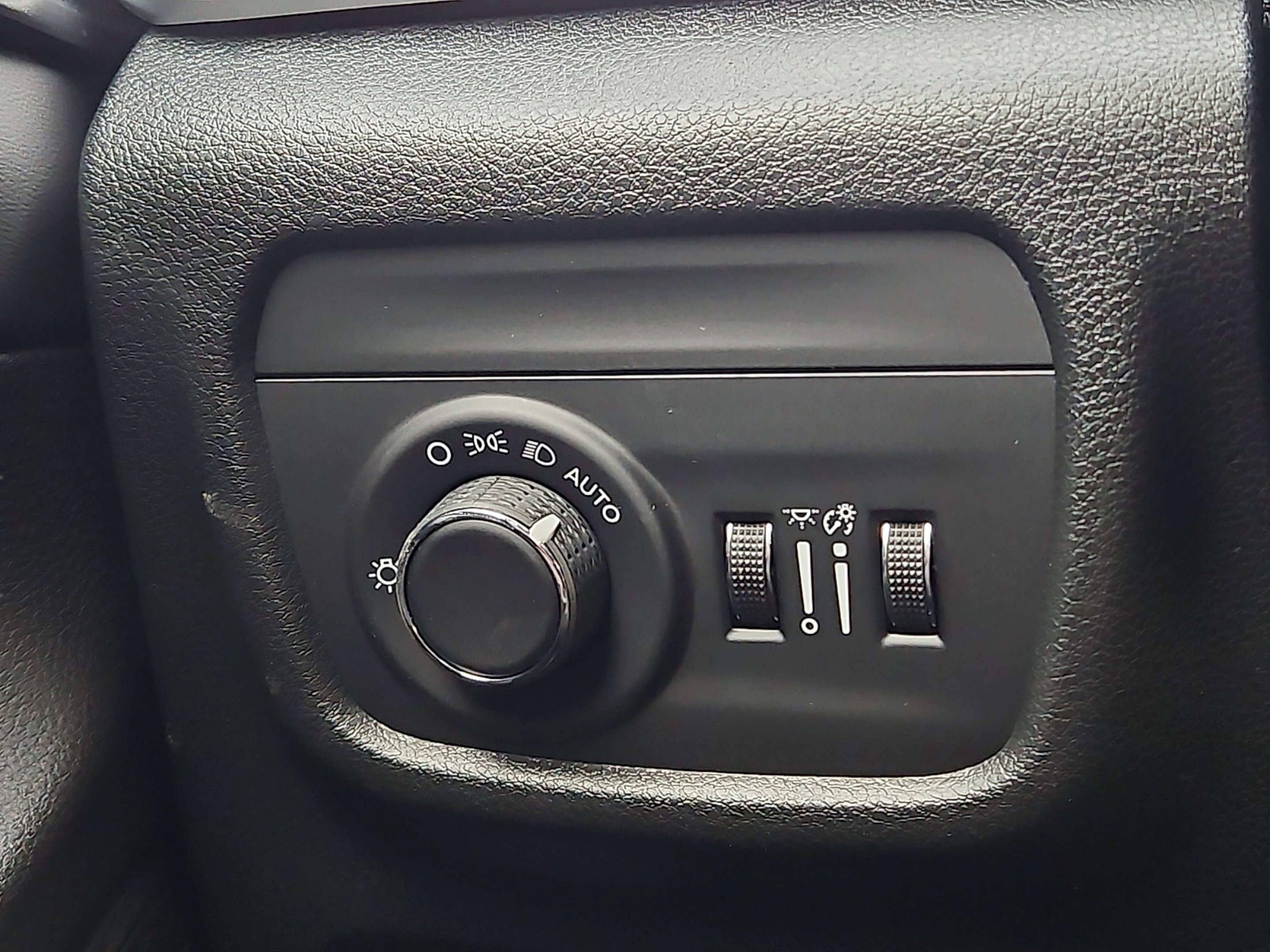 New 2025 Bright White Clear-Coat Exterior Paint Jeep Laredo image 19