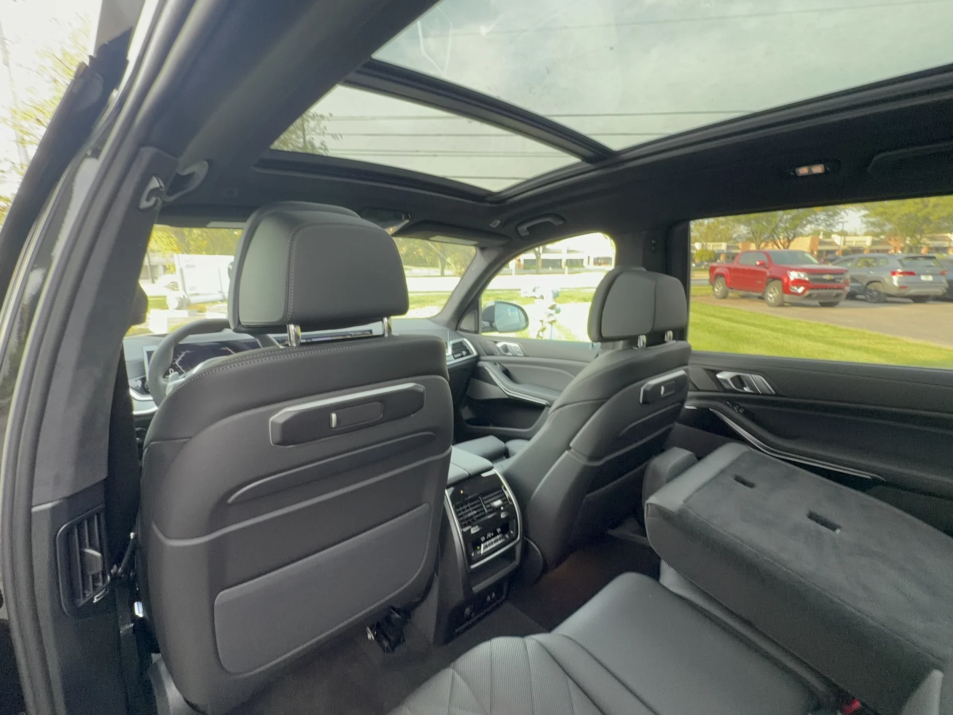 New 2027 Black Sapphire Metallic BMW xDrive40i image 31