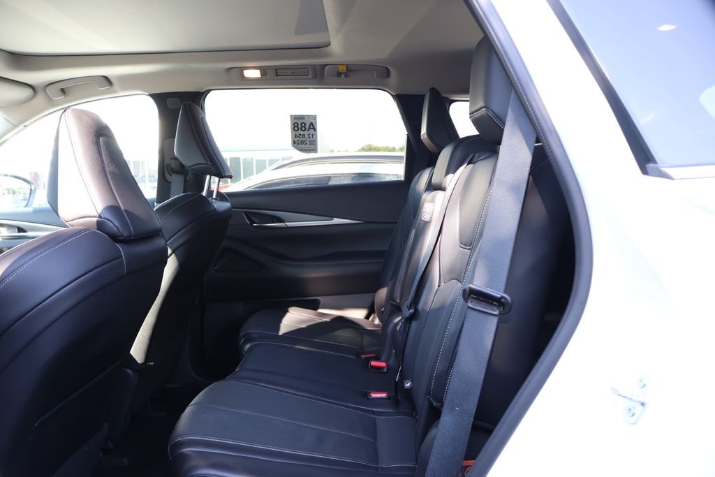 Used 2024 White INFINITI LUXE image 34