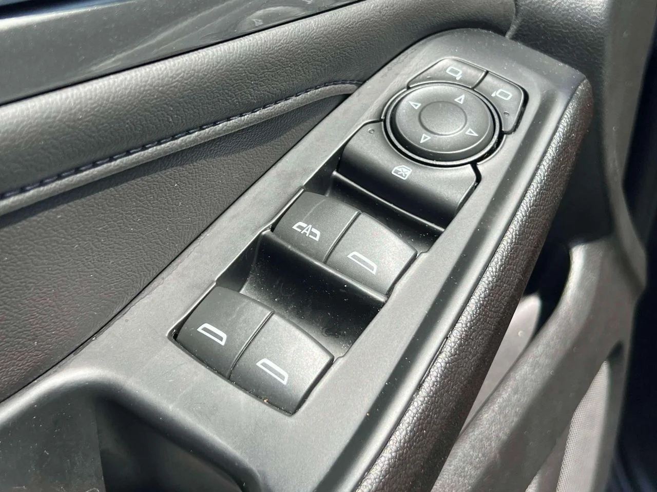 Used 2023 Northsky Blue Metallic Chevrolet AWD LT Cloth image 20