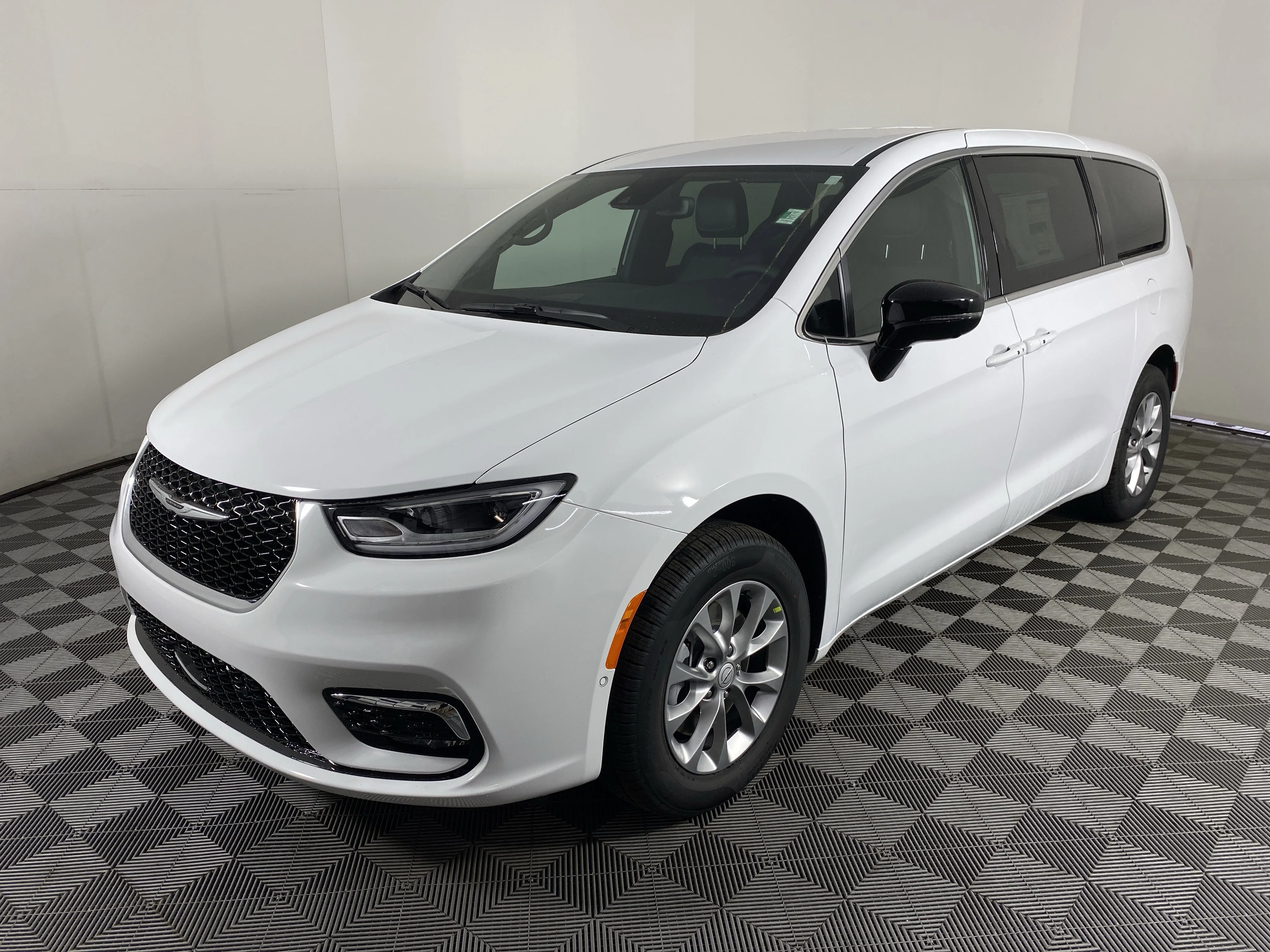 New 2026 Bright White Clear-Coat Exterior Paint Chrysler Select image 9