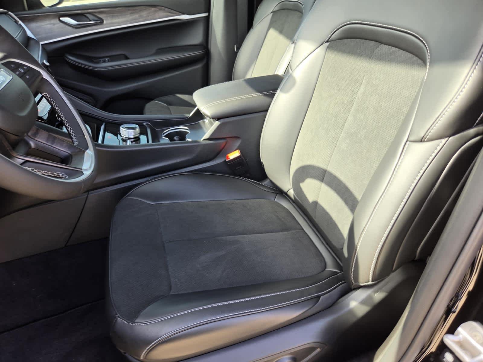 New 2027 High-Gloss Black Paint Jeep Laredo Altitude image 15