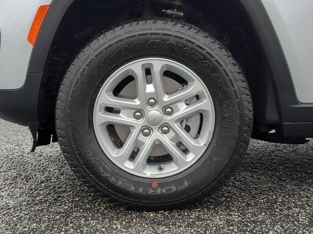 New 2025 Silver Zynith Exterior Paint Jeep Laredo image 18