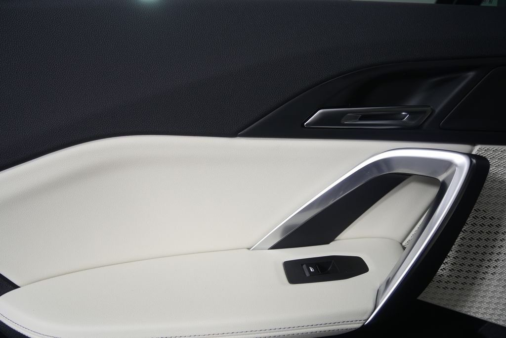New 2027 Jet Black BMW xDrive28i image 13