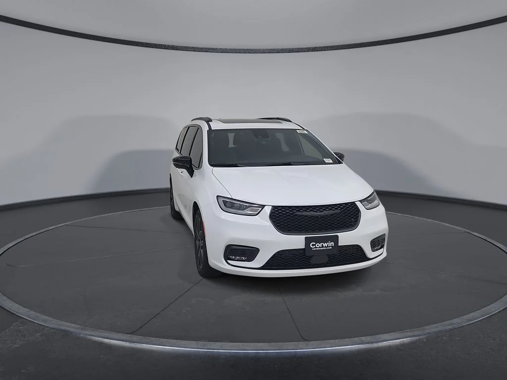 New 2026 Bright White Clear-Coat Exterior Paint Chrysler Limited image 4