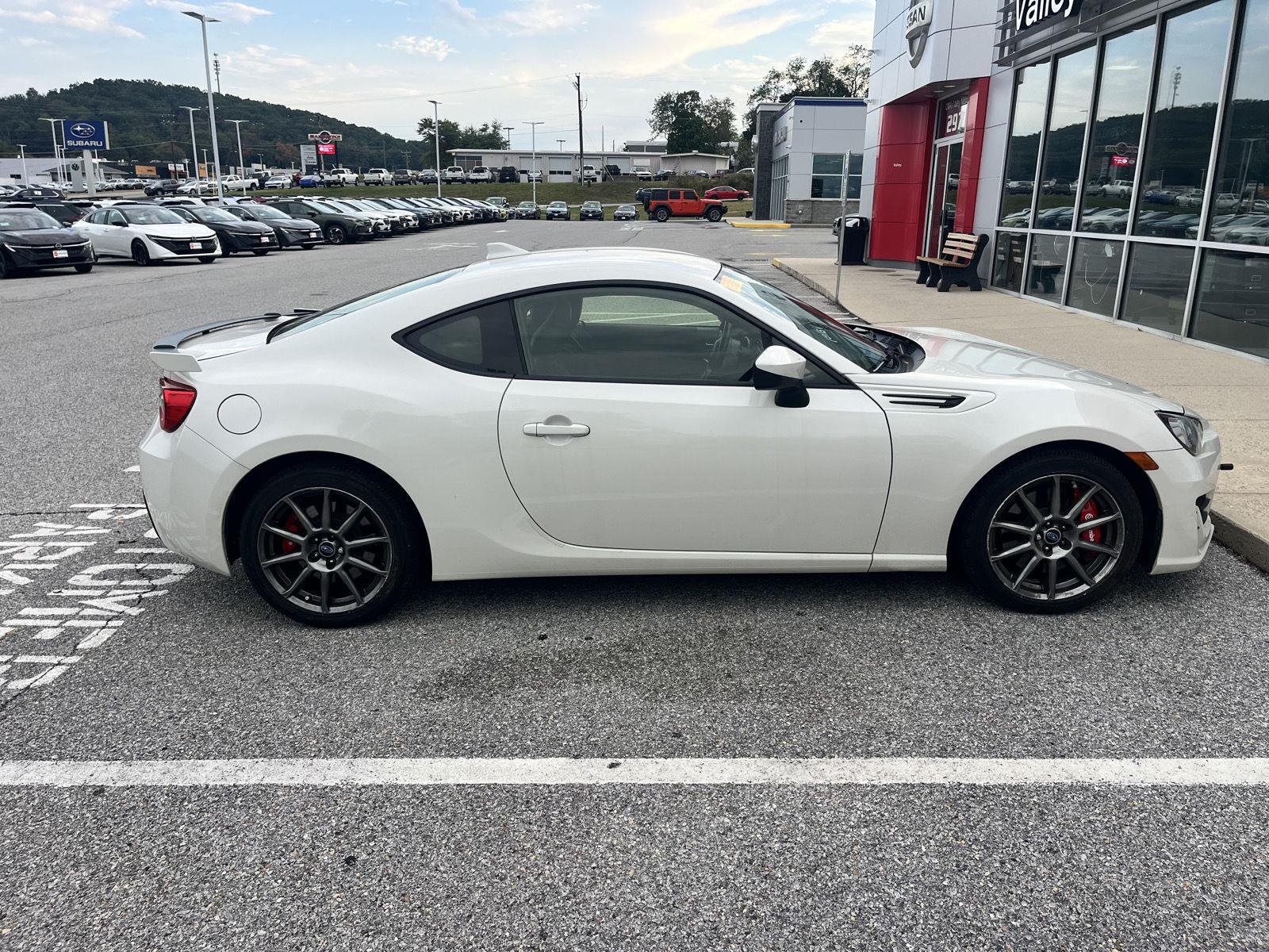 Used 2017 Crystal White Pearl Subaru Limited image 8