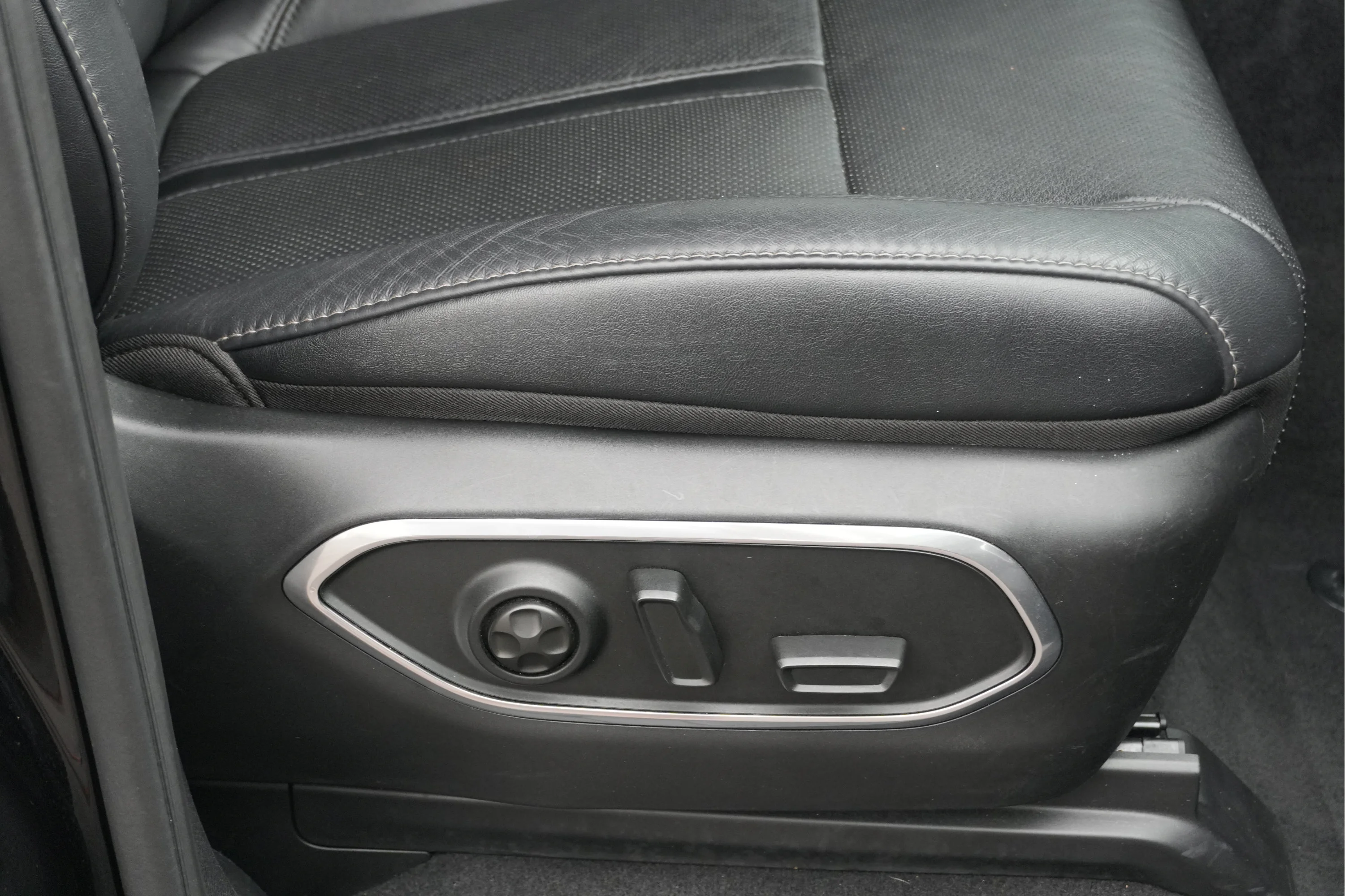 Used 2024 Diamond Black Crystal Pearlcoat Jeep Series II image 21