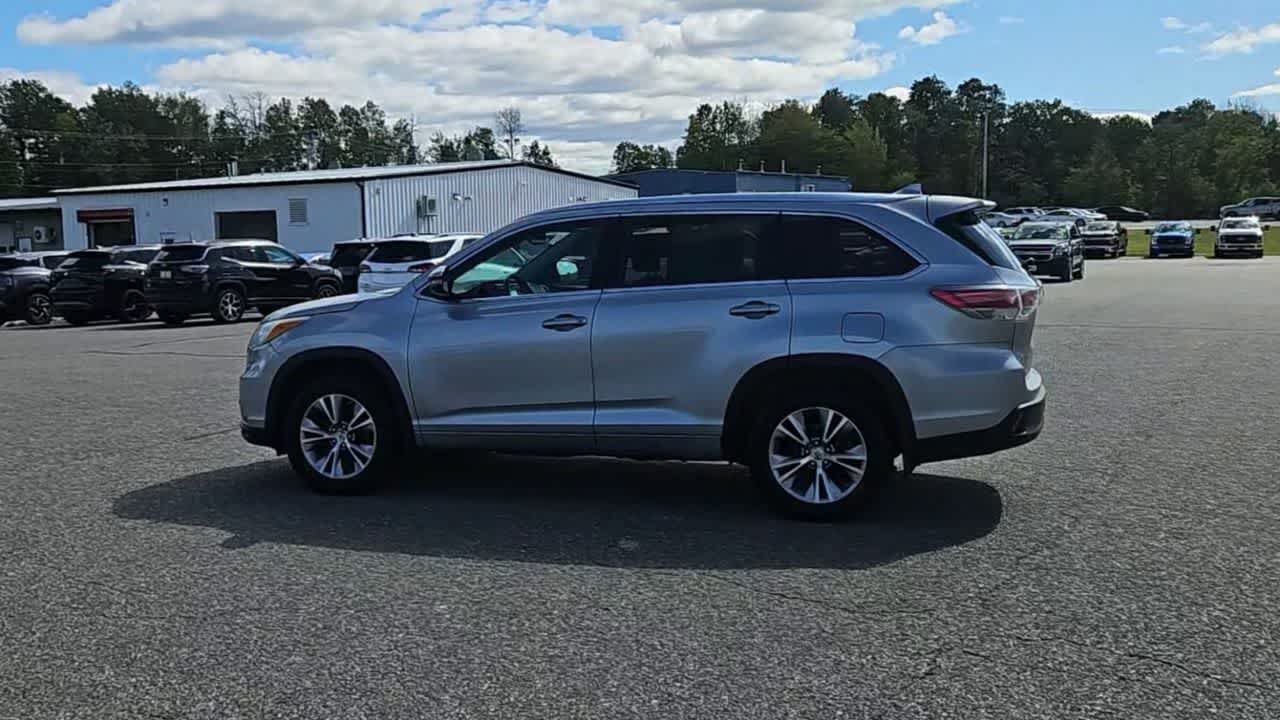 Used 2015 Silver Sky Metallic Toyota XLE image 11