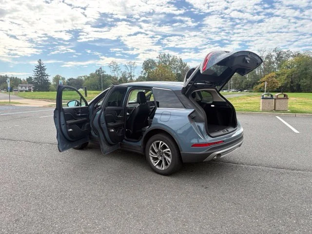 Used 2023 Blue Metallic Lincoln Standard image 18