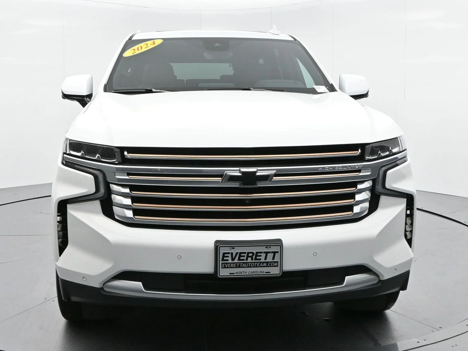 Used 2024 Summit White Chevrolet High Country image 2