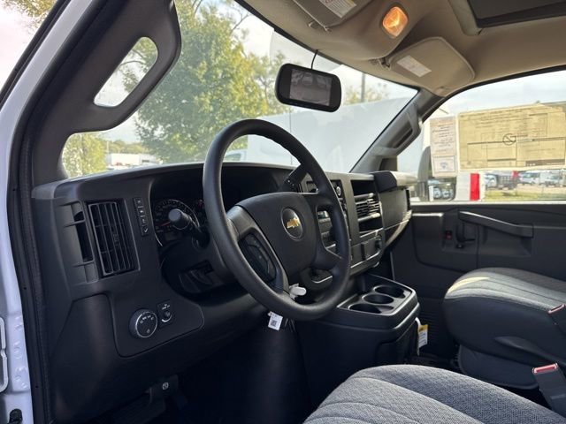 New 2025 Summit White Chevrolet 1WT image 11