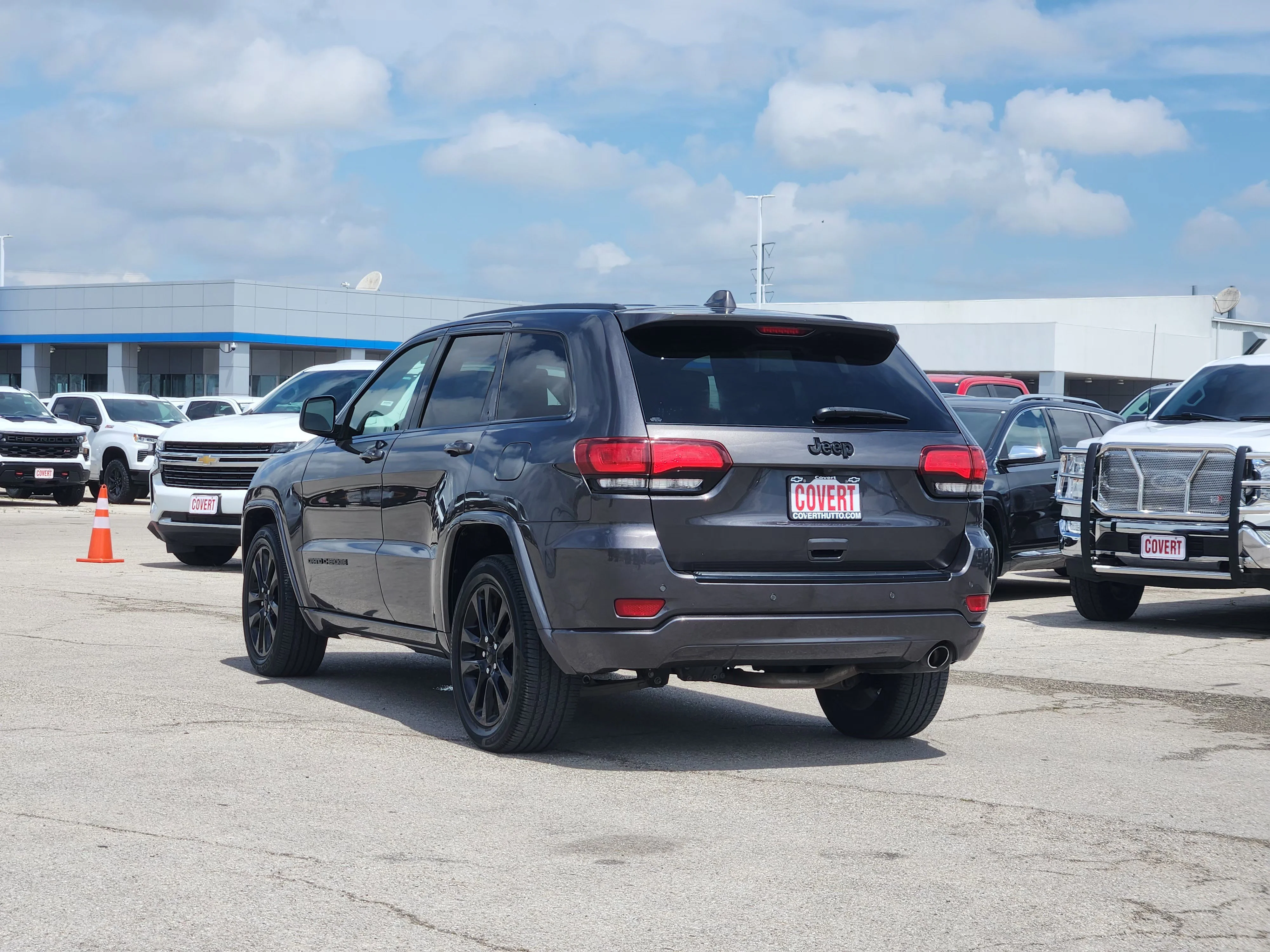 Used 2018 Granite Crystal Metallic Clearcoat Jeep Altitude image 5