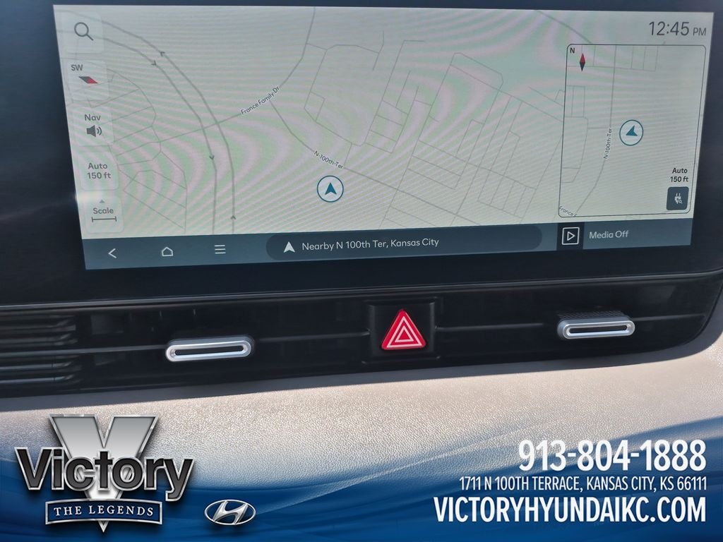 Used 2025 Green Hyundai SE image 19