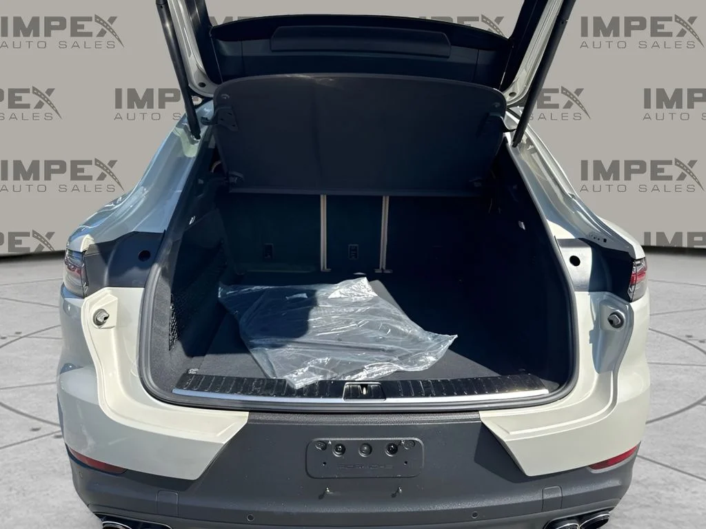 Used 2022  Porsche Base image 30
