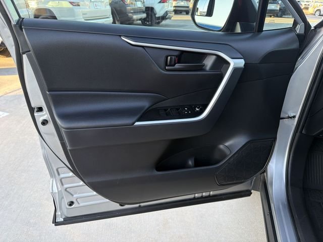 2025 Toyota RAV4 LE - Photo 9