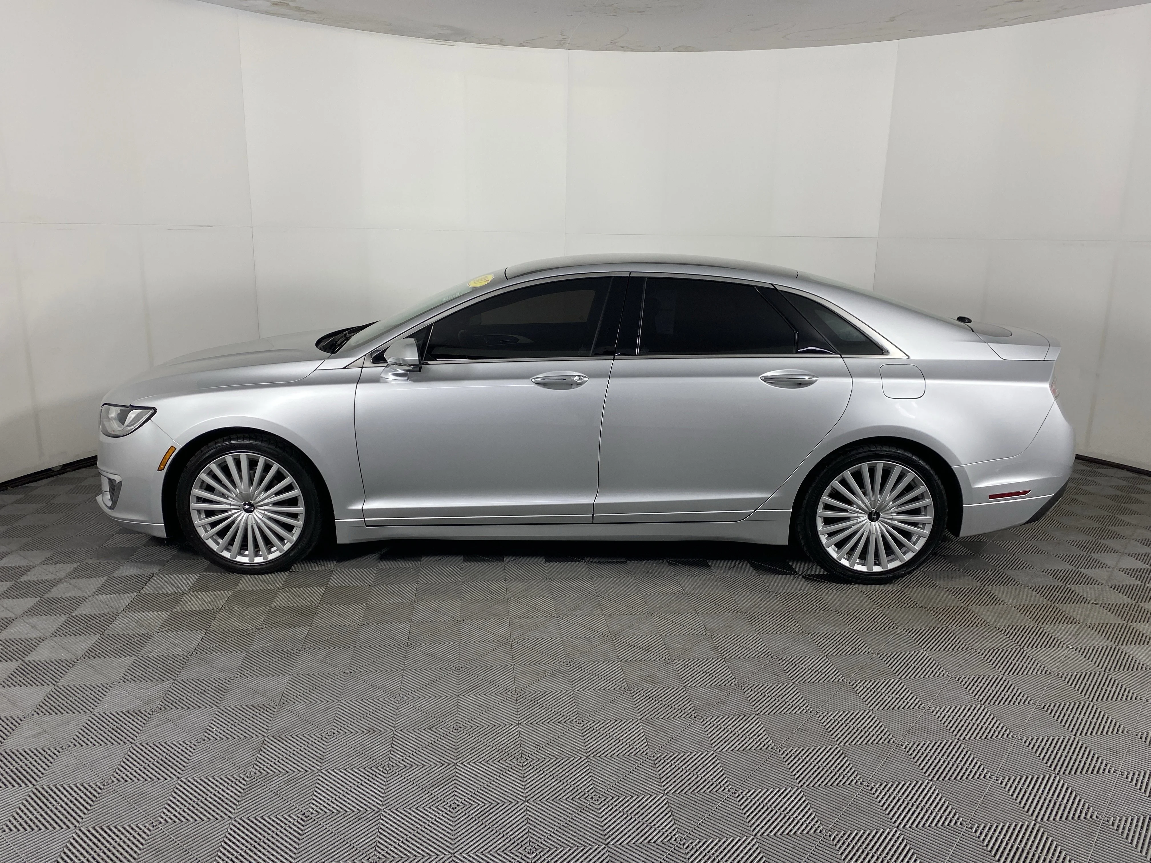 Used 2017 Ingot Silver Lincoln Reserve image 11
