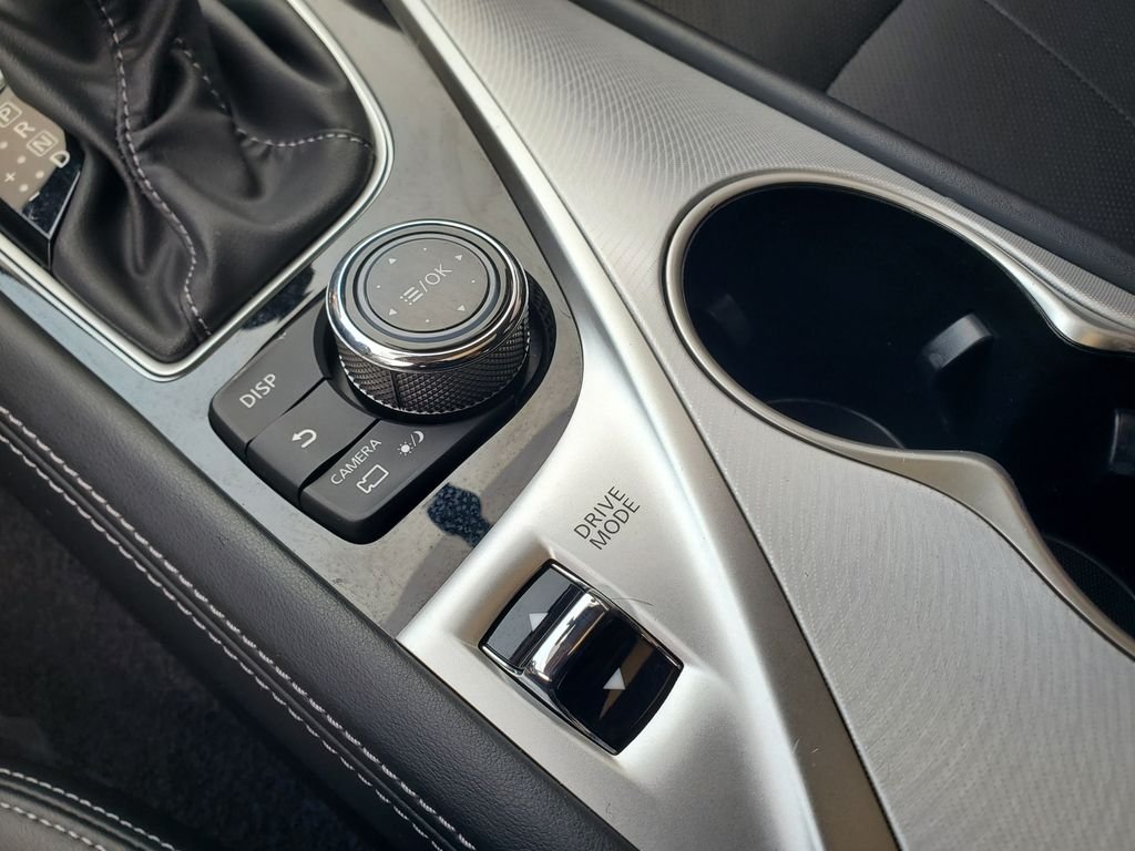 Used 2023 White INFINITI LUXE image 32