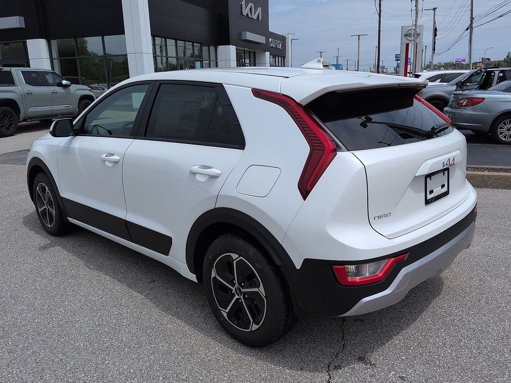 New 2026 Snow White Pearl Kia LX image 5