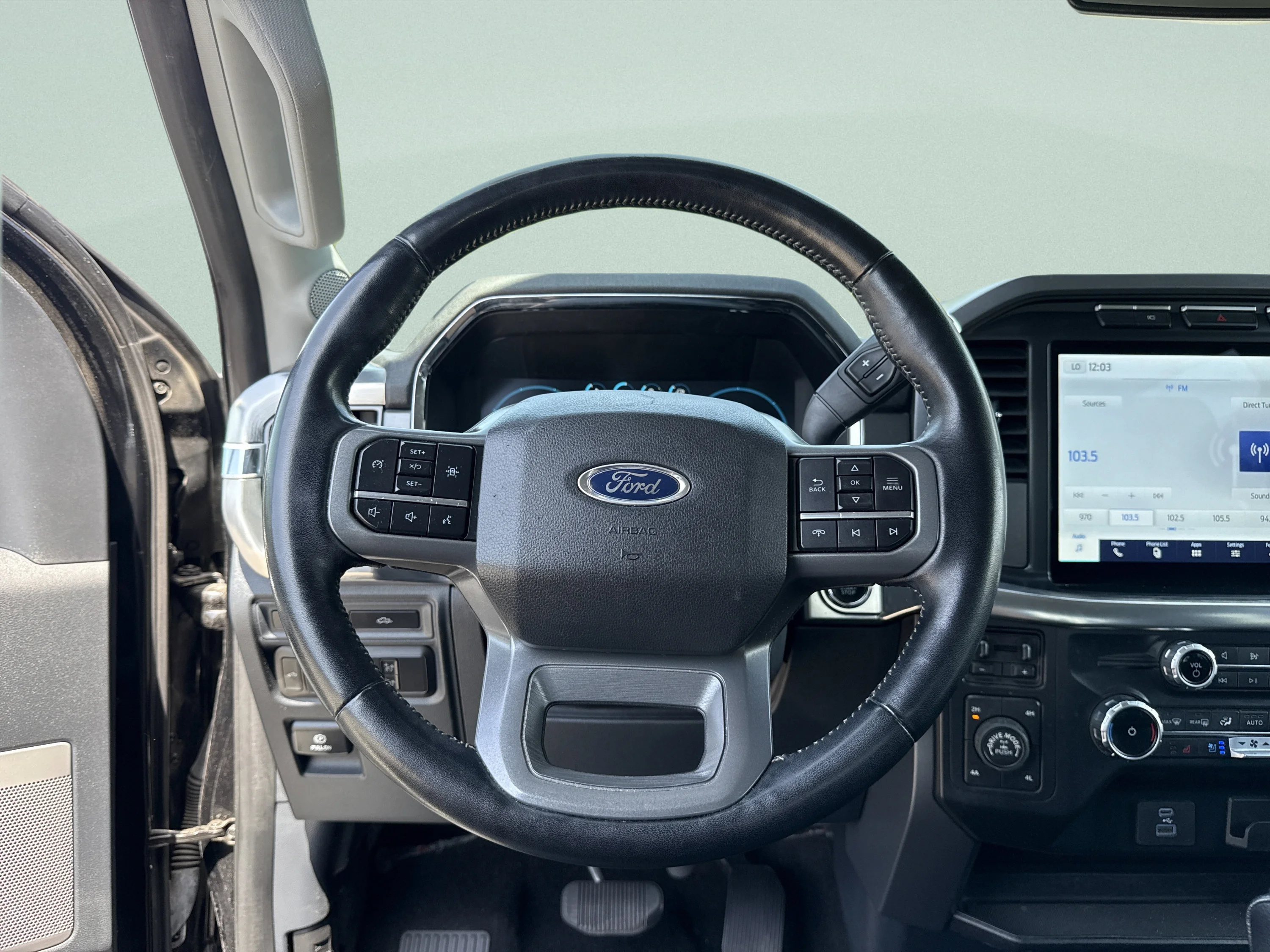 Used 2022 Agate Black Metallic Ford LARIAT image 23