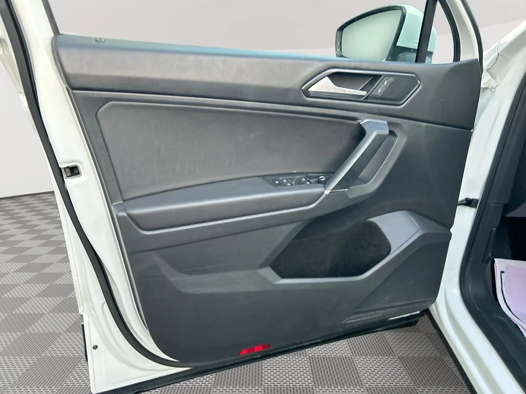 Used 2018 White Volkswagen 2.0T SE image 25