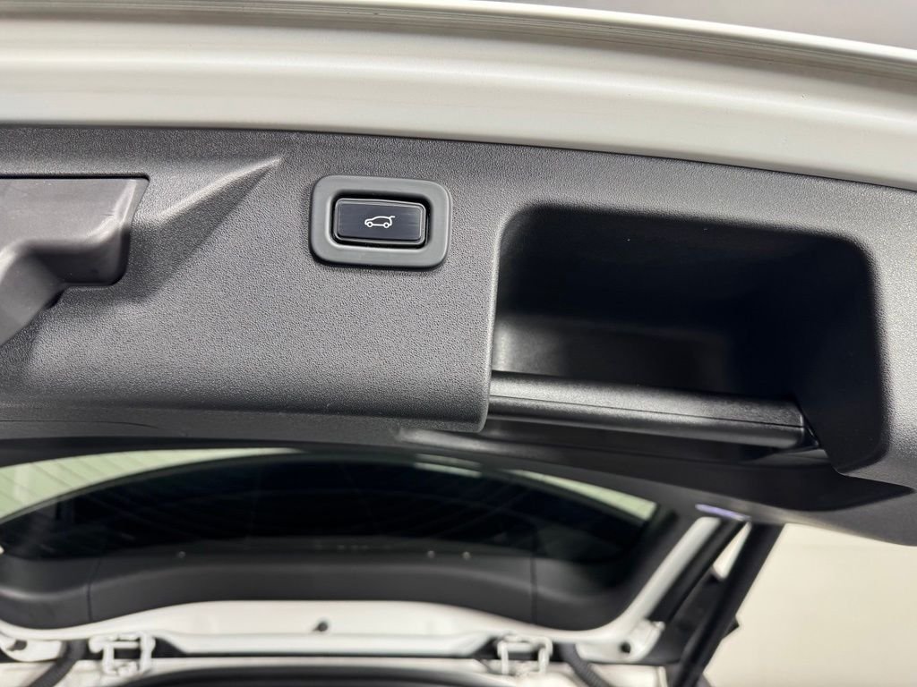 Used 2022 Fuji White Land Rover S R-Dynamic image 31