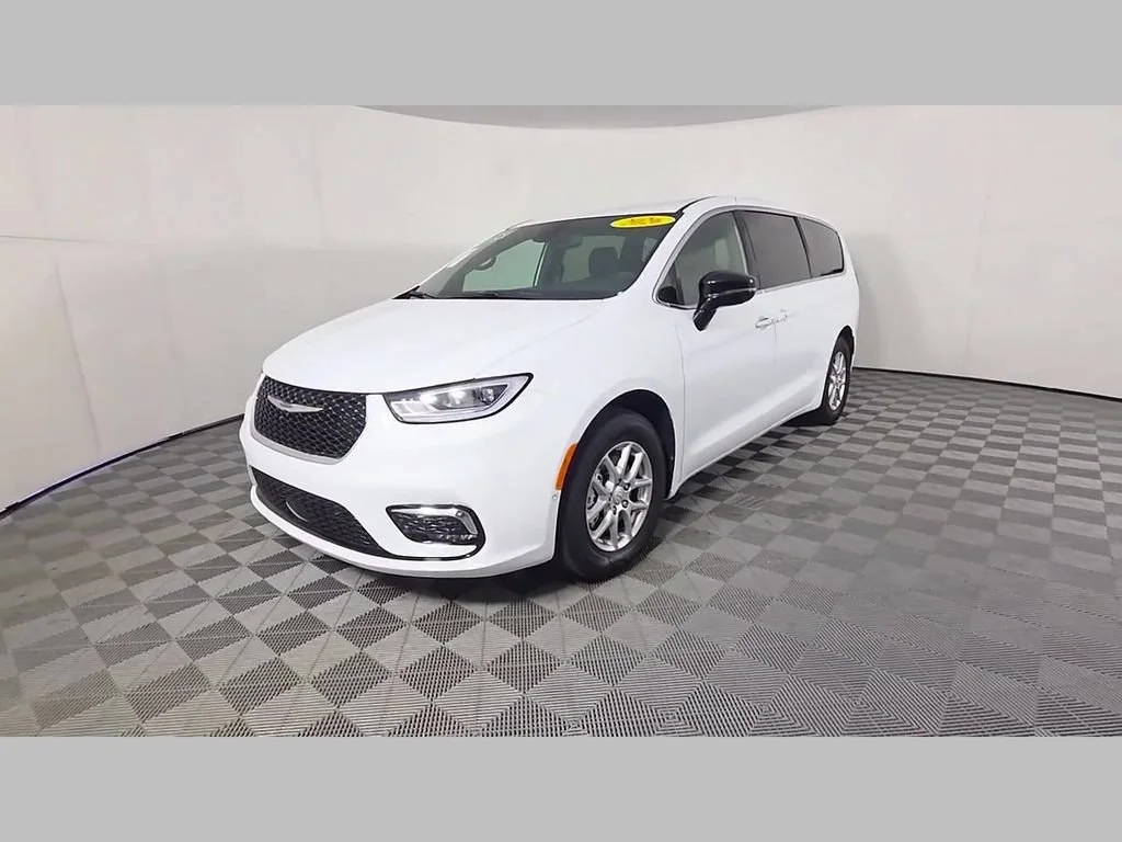 New 2026 Bright White Clear-Coat Exterior Paint Chrysler Select image 36