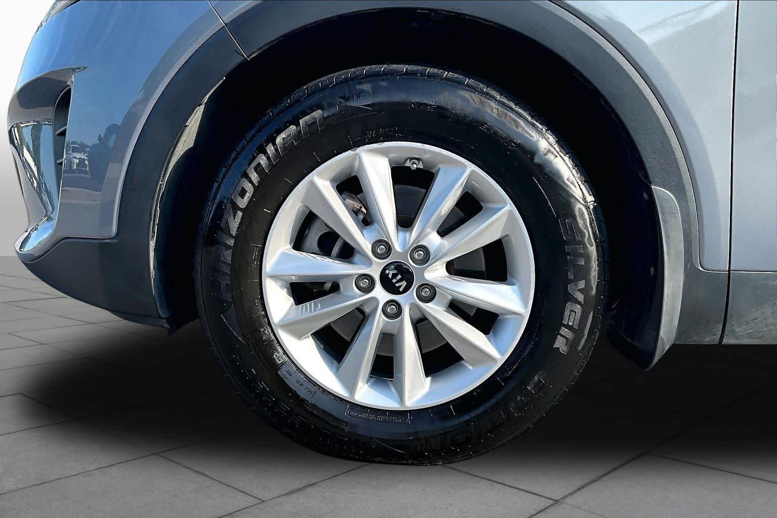 Used 2019 Everlasting Silver Kia L image 10