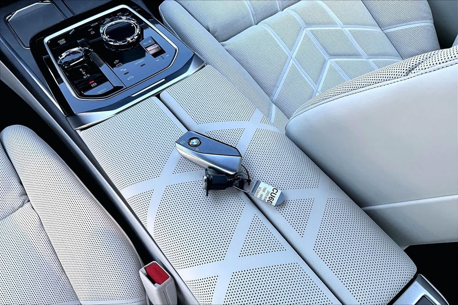 2025 BMW 7 Series 750e - Photo 14