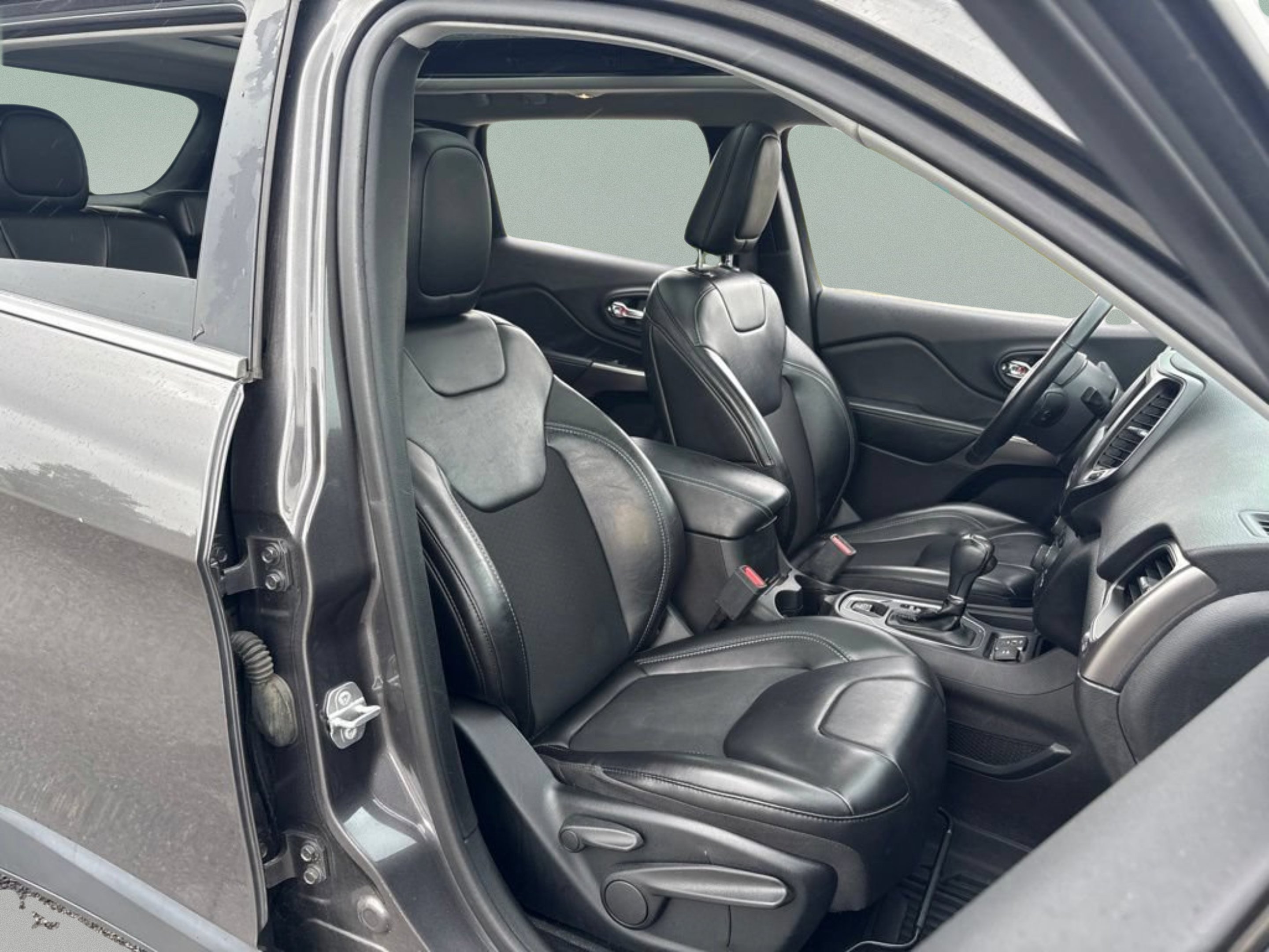 Used 2019 Granite Crystal Metallic Clearcoat Jeep Latitude Plus image 25