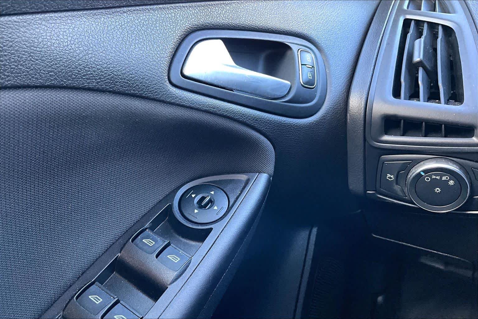 Used 2018 Magnetic Metallic Ford SE image 35