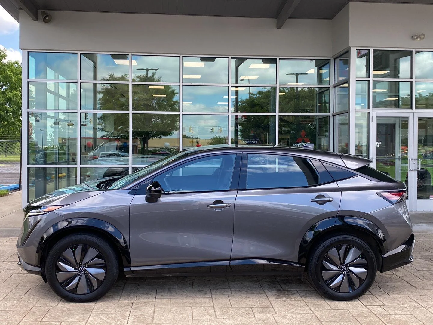 Used 2024 Gun Metallic Nissan ENGAGE image 4