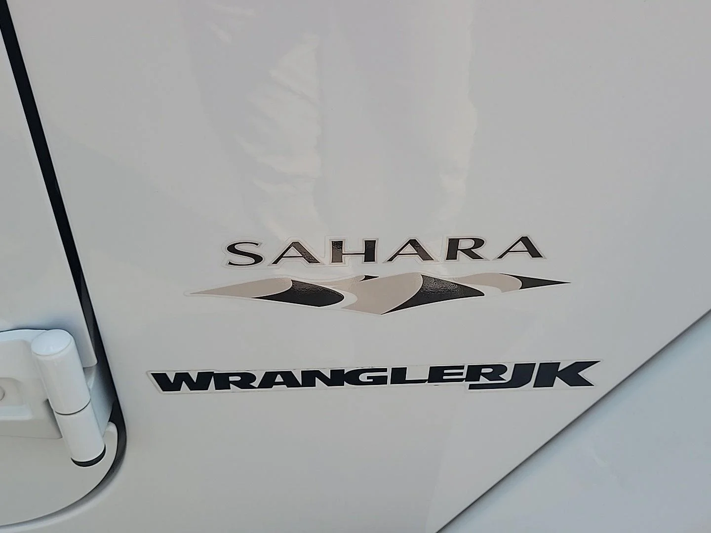 Used 2018 Bright White Clearcoat Jeep Sahara image 24