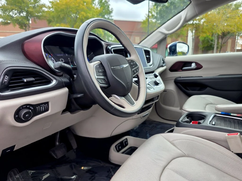 Used 2017 Blue Chrysler Limited image 15