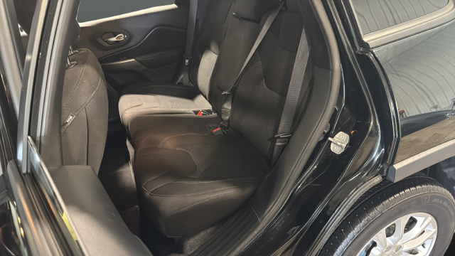 Used 2020 Diamond Black Crystal Pearlcoat Jeep Latitude image 22