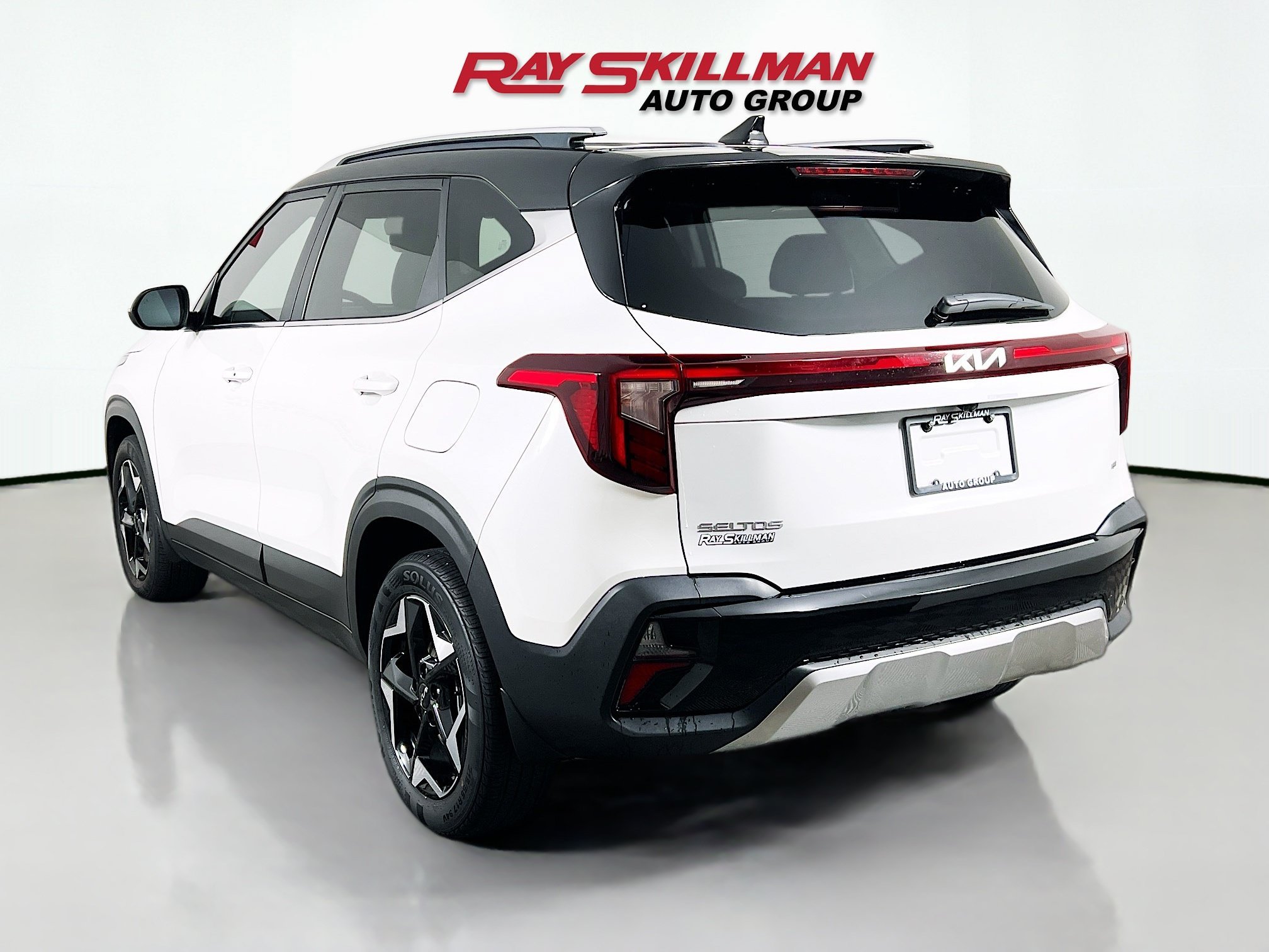 Used 2024 Snow White Pearl Kia EX image 5