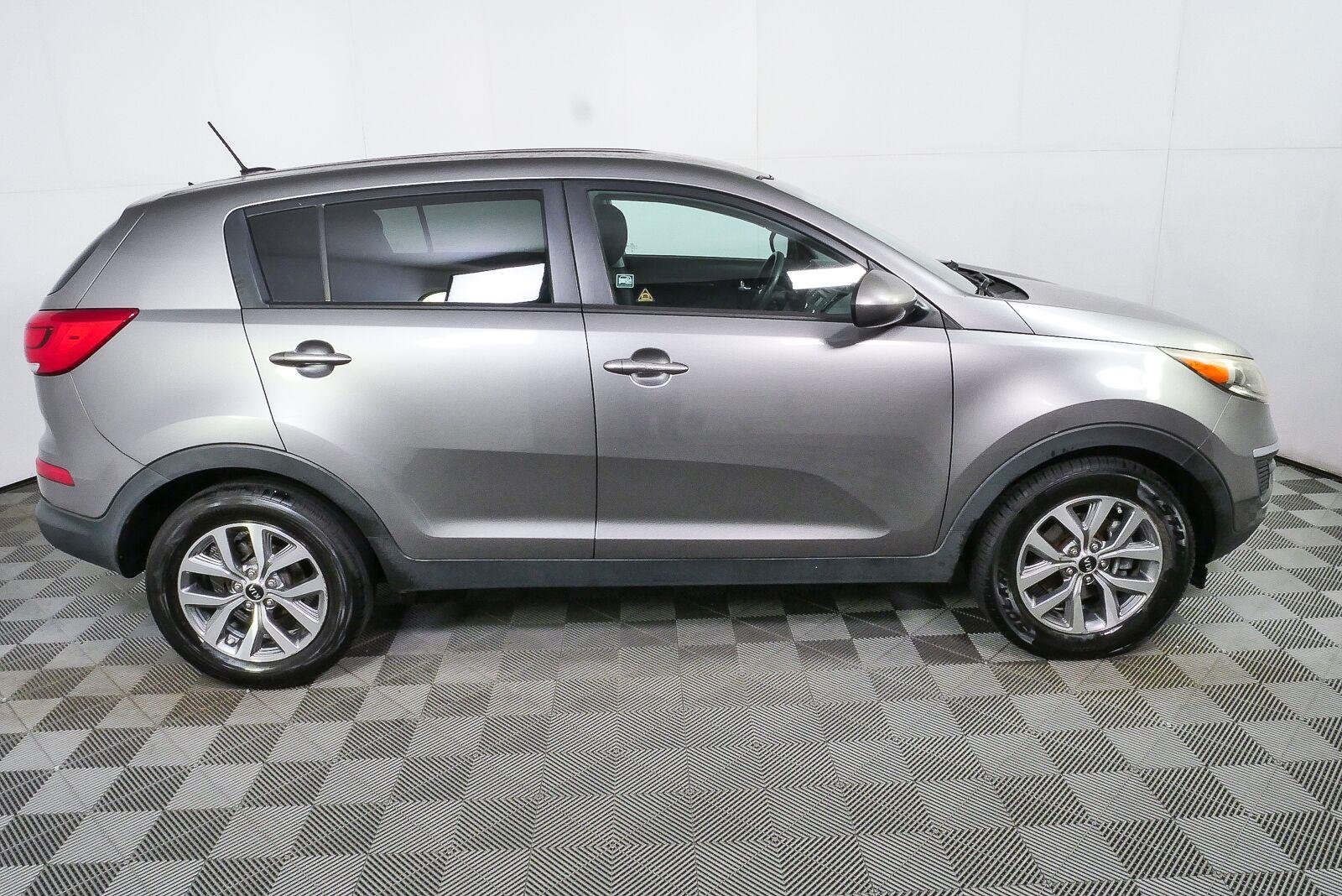 Used 2016 Mineral Silver Kia LX image 10